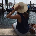 Profile Picture of Sarah (@the.reading.teacher) on Instagram