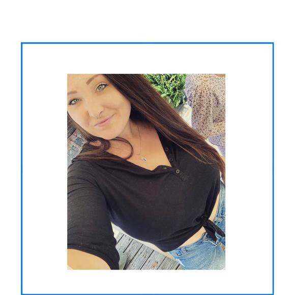 Profile Picture of Danielle Earley (@danear4533) on Poshmark