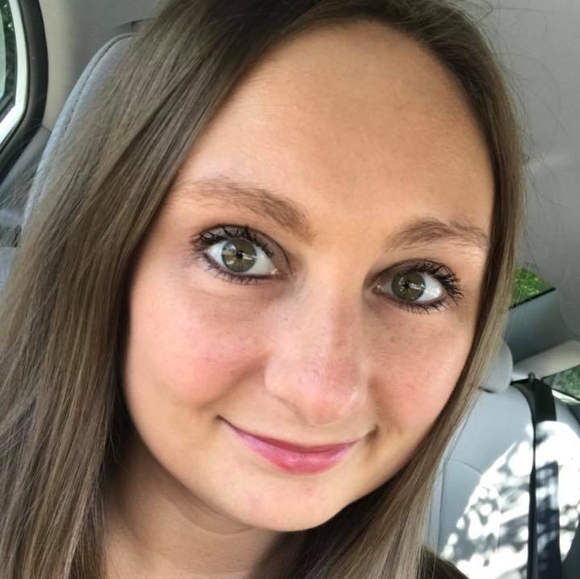 Profile Picture of Alexis Dreffer (@alexisnicoled) on Poshmark