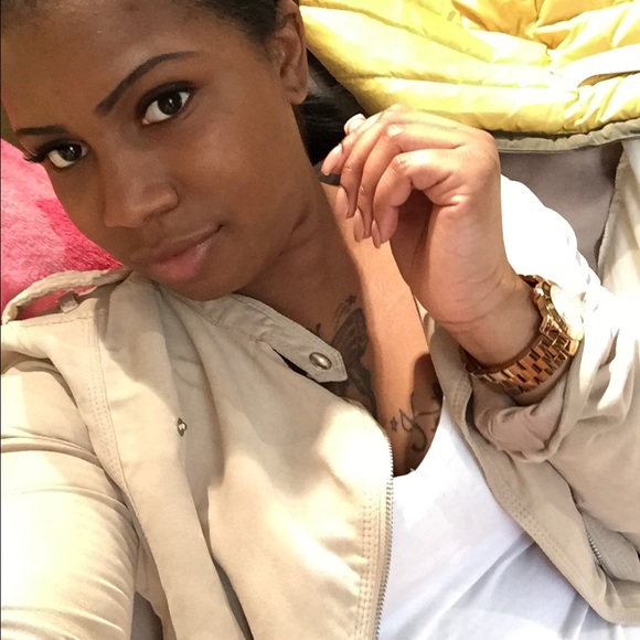 Profile Picture of Chantelle Patterson (@channy113) on Poshmark