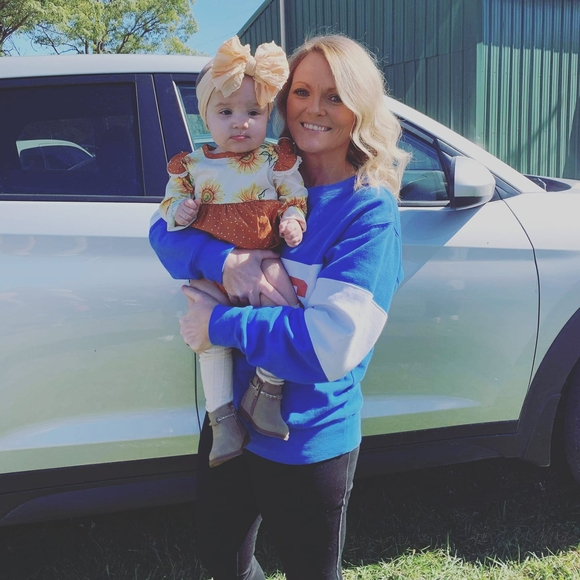 Profile Picture of Elizabeth Detillion (@edetillion) on Poshmark