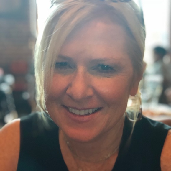 Profile Picture of Suzy Vietor (@suzcurran) on Poshmark