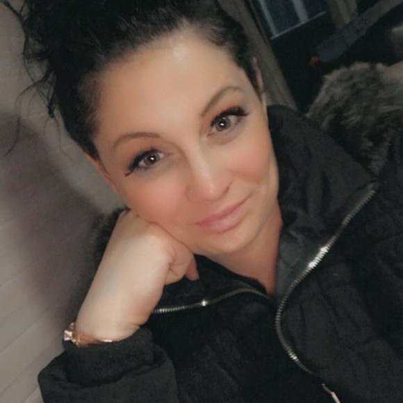 Profile Picture of Samantha Briann oldfield (@samanthabthrift) on Poshmark