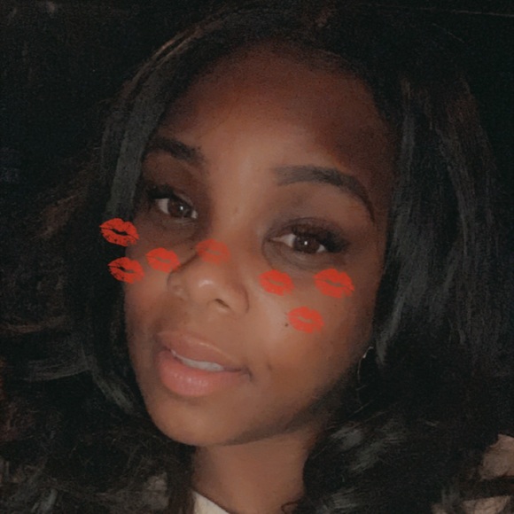 Profile Picture of Kelli Travis (@kelli_travis) on Poshmark