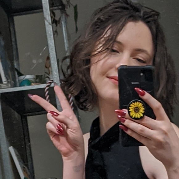 Profile Picture of Annick Skrundz (@annickskdz) on Poshmark