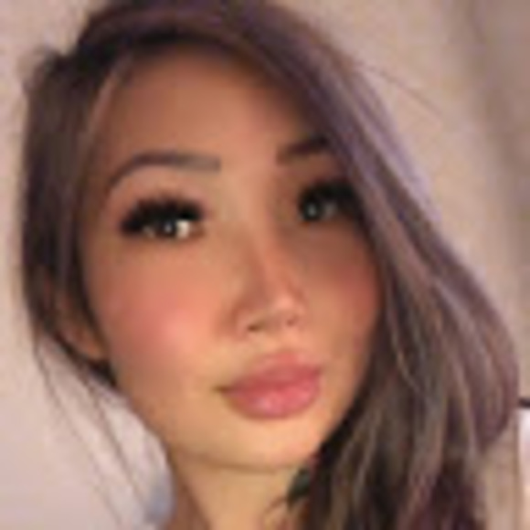 Profile Picture of Andrea Kim (@andreajeankim) on Poshmark