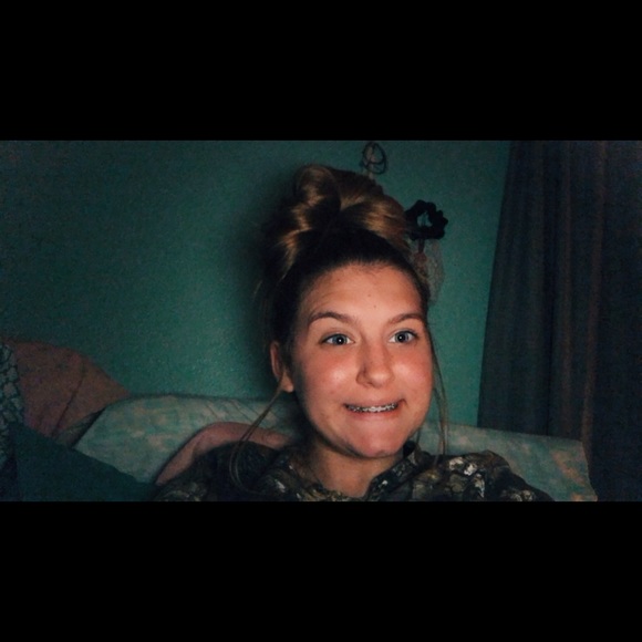 Profile Picture of Paisley Levron (@paisleylevron) on Poshmark