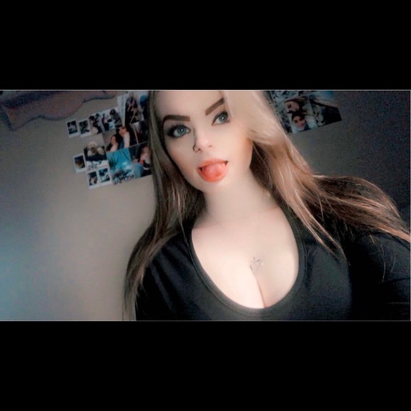 Profile Picture of Victoria Attridge (@victoriaa_003) on Poshmark