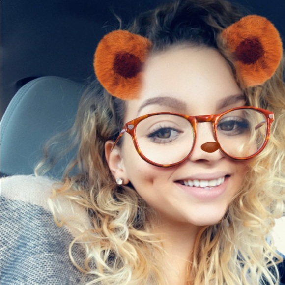 Profile Picture of Billie Foster (@billie4star) on Poshmark