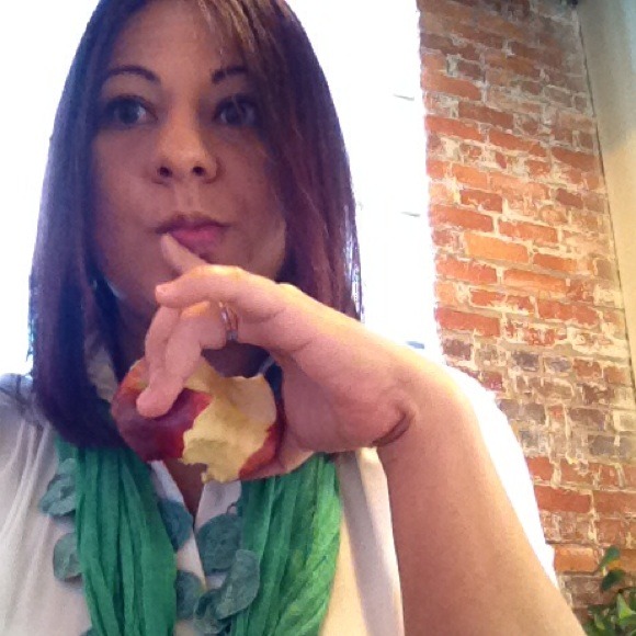 Profile Picture of Elisa Cruz (@elisaivette) on Poshmark