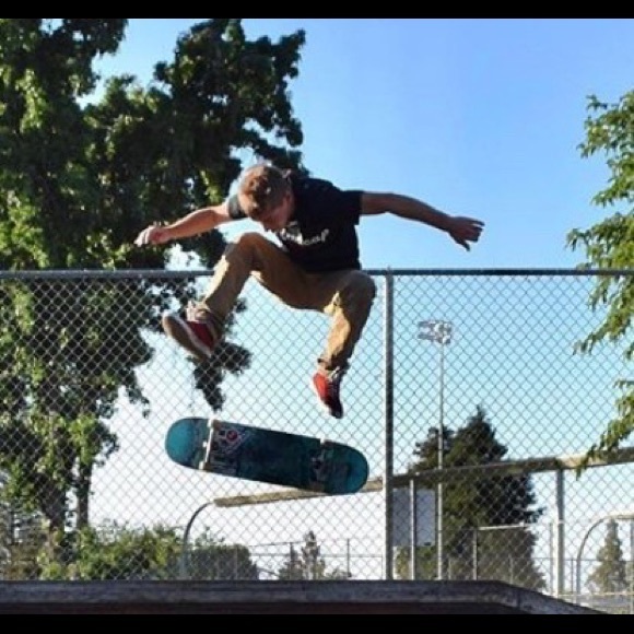 Profile Picture of Joey Hightower (@joeyhightower) on Poshmark