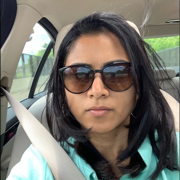 Profile Picture of Anisha Mendonza (@elveira) on Poshmark