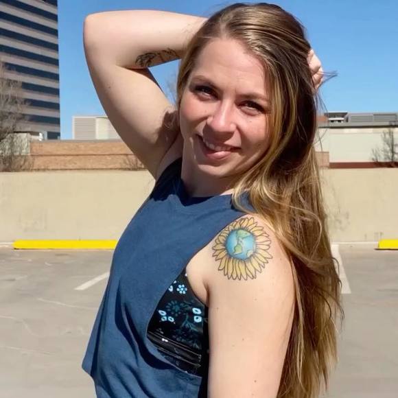 Erin Hinshaw - Poshmark Profile Picture of Erin Hinshaw (@errnhin10) on Poshmark