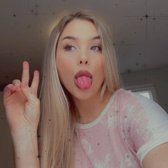 Profile Picture of Courtney Long (@courtneylong146) on Poshmark