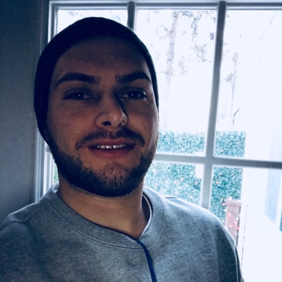 Profile Picture of David Posada (@dav747) on Poshmark