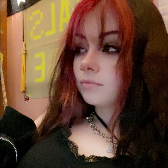 Profile Picture of Dominique Stabell (@d0mluvsu) on Poshmark