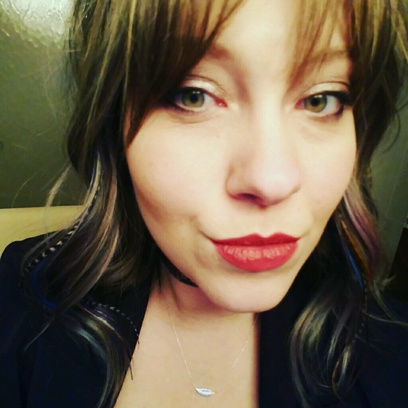 Profile Picture of Danielle Edberg (@danieberg) on Poshmark