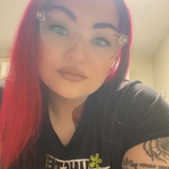 Profile Picture of Iris Gonzales (@irisgonzales249) on Poshmark