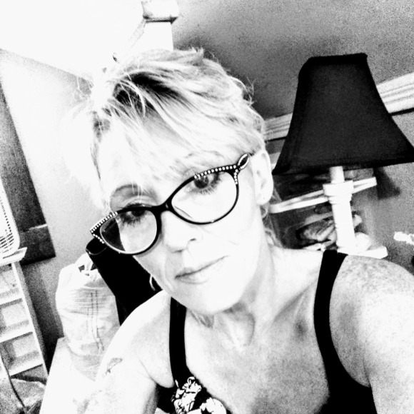 Profile Picture of Alice Scrivens (@a_scrivens) on Poshmark