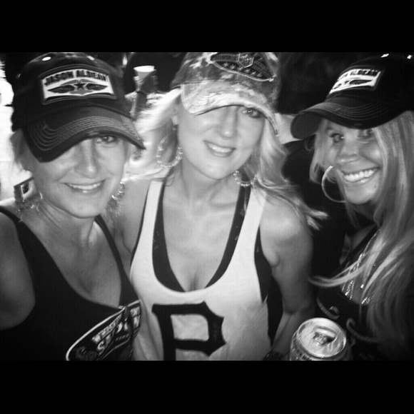 Profile Picture of Tina Yanok (@tina_renee23) on Poshmark