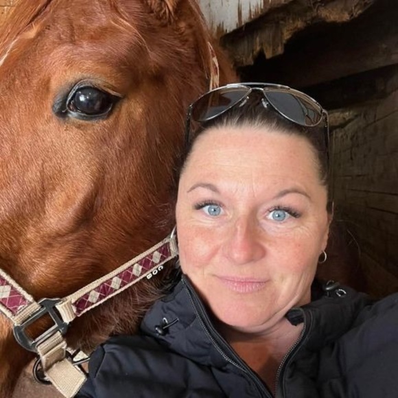 Profile Picture of Karinne Nolette (@excexpert) on Poshmark