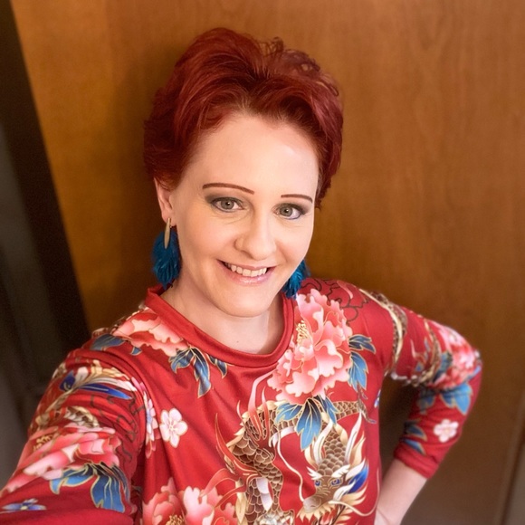 Profile Picture of Julia Govern (@shivakari83) on Poshmark