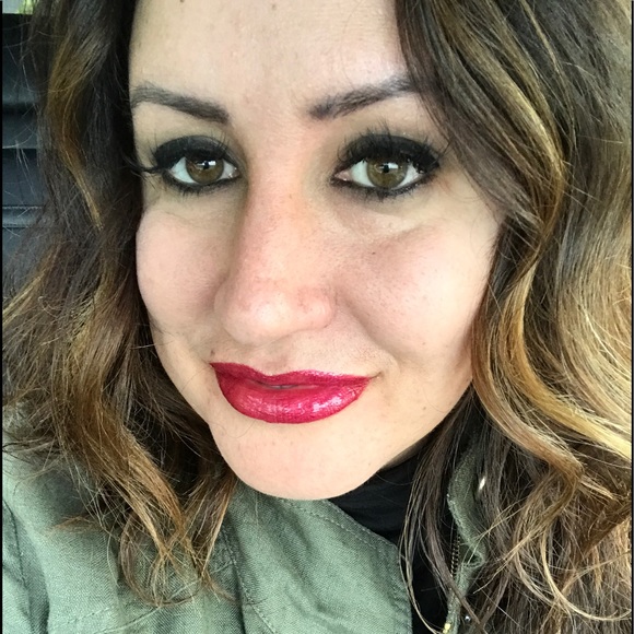 Profile Picture of Angela Walstad (@2fabulus) on Poshmark