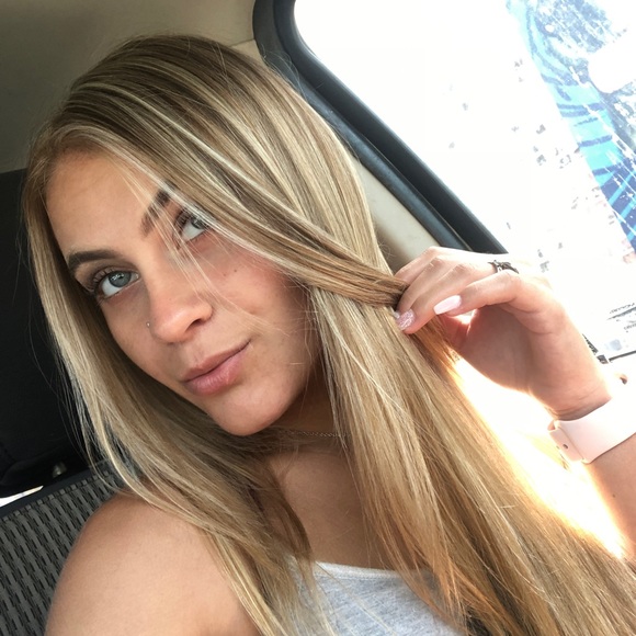 Profile Picture of Julia Mazey (@bxbymzy) on Poshmark