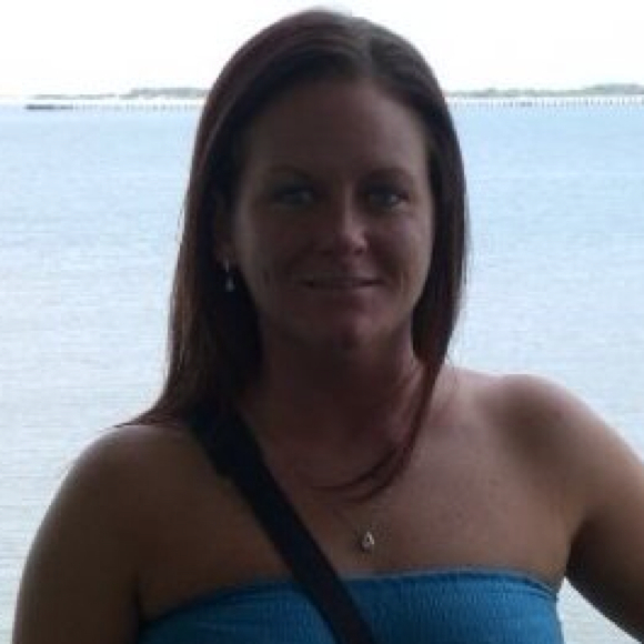 Profile Picture of Nichole Halbruner (@nik2577) on Poshmark