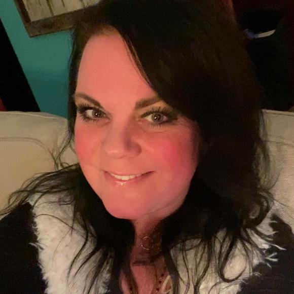Profile Picture of Alesha Pfaff (@aleshapfaff) on Poshmark