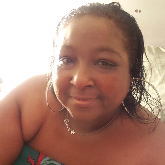 Profile Picture of Farrah Farrah (@sawyen) on Poshmark