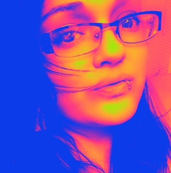 Profile Picture of Andrea Alvarez (@alvarezaaa) on Poshmark