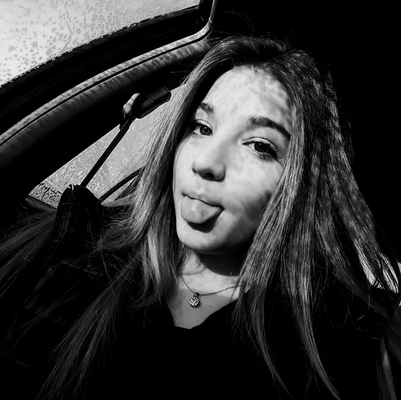 Alluria Mayland - Poshmark Profile Picture of Alluria Mayland (@alluriamayland) on Poshmark