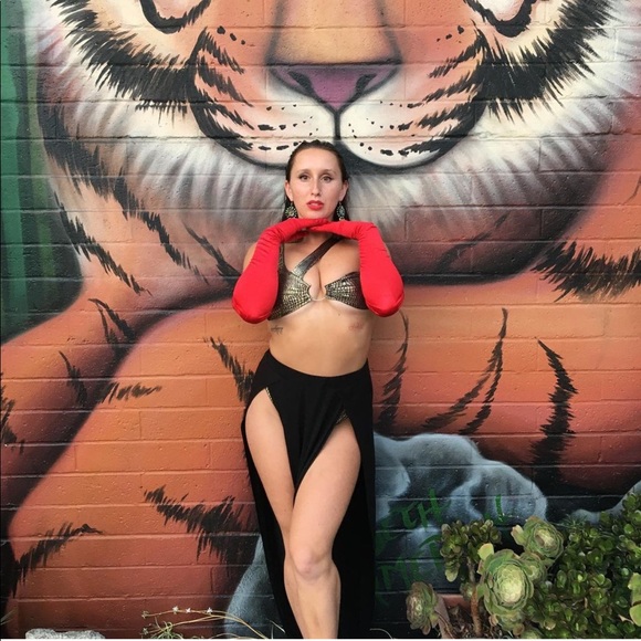 Profile Picture of Anna Kanda (@thrifting_gold) on Poshmark