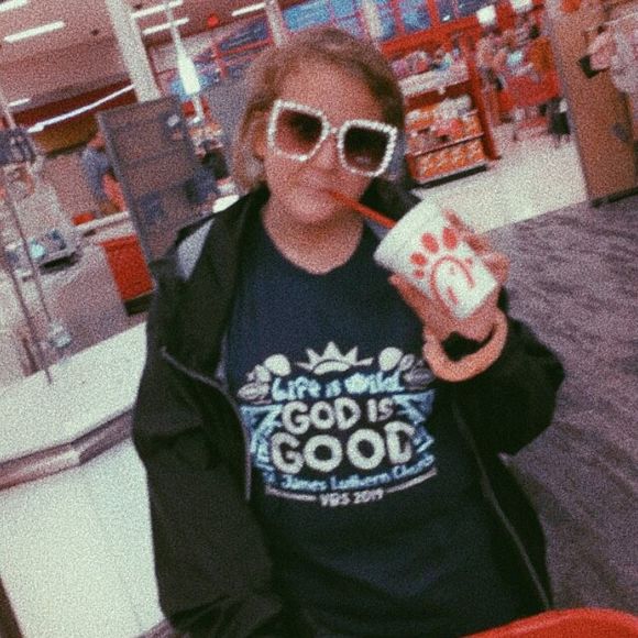 Profile Picture of Kaylee Sharpe (@kayleesharpe8) on Poshmark