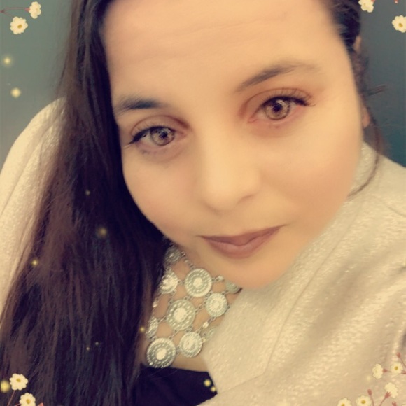 Profile Picture of Hilda Albayeros (@hildaalbayeros) on Poshmark