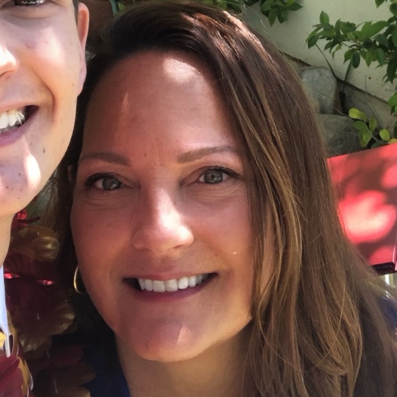Profile Picture of Lisa Waring (@lisawaring) on Poshmark