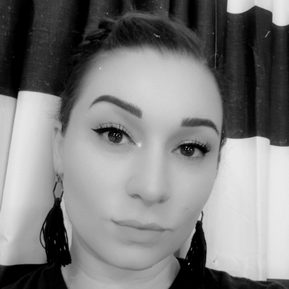 Profile Picture of Lauren Crout (@things_you_want) on Poshmark