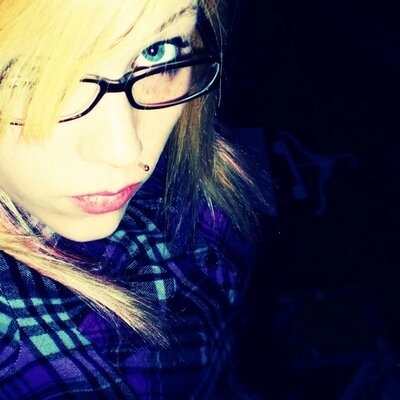 Profile Picture of Erin Hoover (@BleedinMascara) on Twitter
