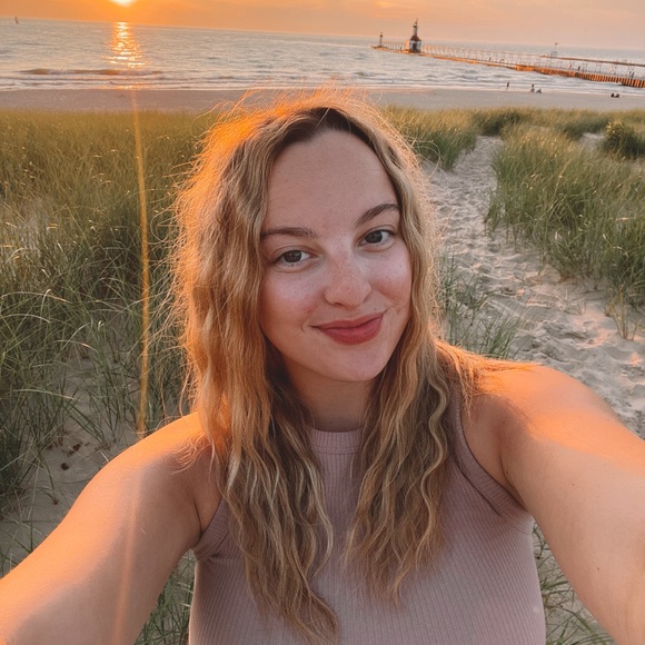 Profile Picture of Elle Ikerd (@elleikerd_) on Poshmark