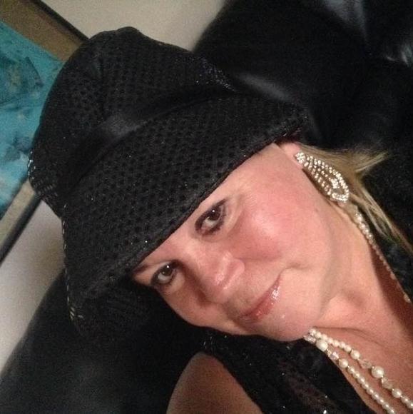 Profile Picture of Renee Pikey (@cherylrenee58) on Poshmark