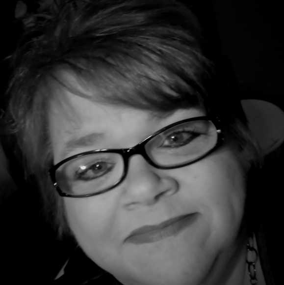 Profile Picture of Melanie Catchings (@melaniecatching) on Poshmark