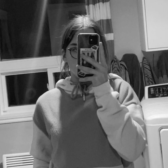 Profile Picture of Mahelie Dupere (@mahelie146) on Poshmark