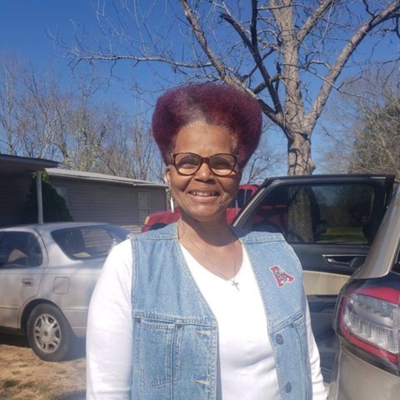 Profile Picture of Alice Hall (@alicehall213) on Poshmark