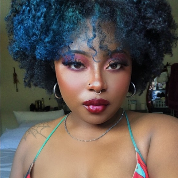 Profile Picture of Jami Moore (@jamiivy) on Poshmark