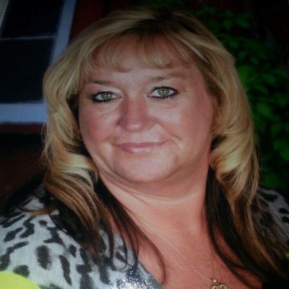 Profile Picture of Lisa Tindall (@lisa0269) on Poshmark