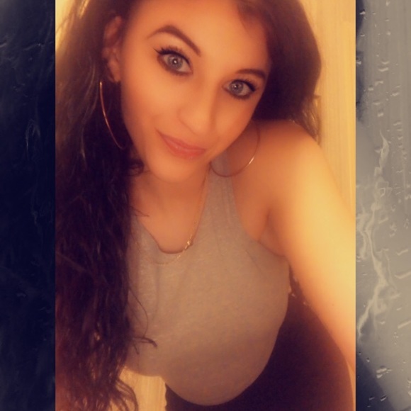 Profile Picture of Hallie Zernikow (@halliez9) on Poshmark