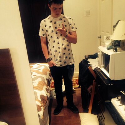 Profile Picture of Adam (@HemingFox) on Twitter