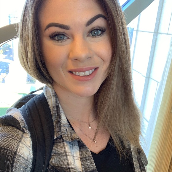 Profile Picture of Stephanie Fellenberg (@sfellenberg324) on Poshmark