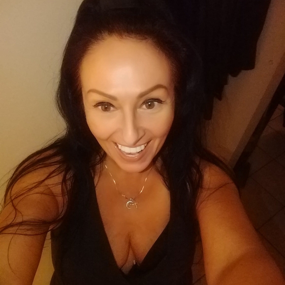 Profile Picture of Paula Riddell (@lilchiceleven) on Poshmark